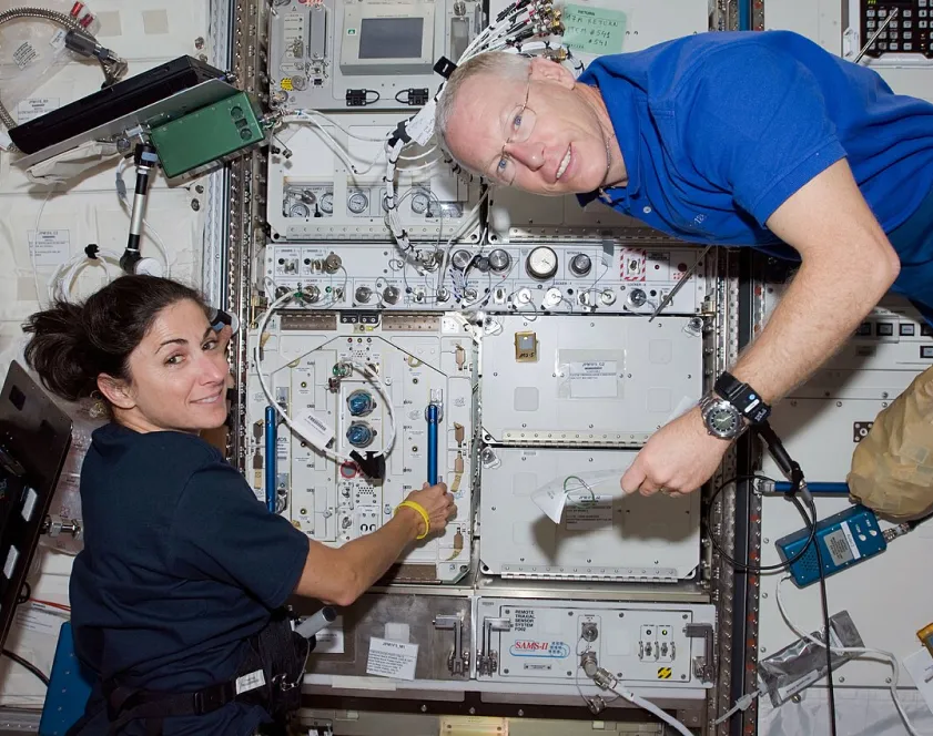 Deux astronautes, Nicole Stott et Patrick Forrester travaillent dans le laboratoire Kibo de la Station spatiale internationale.