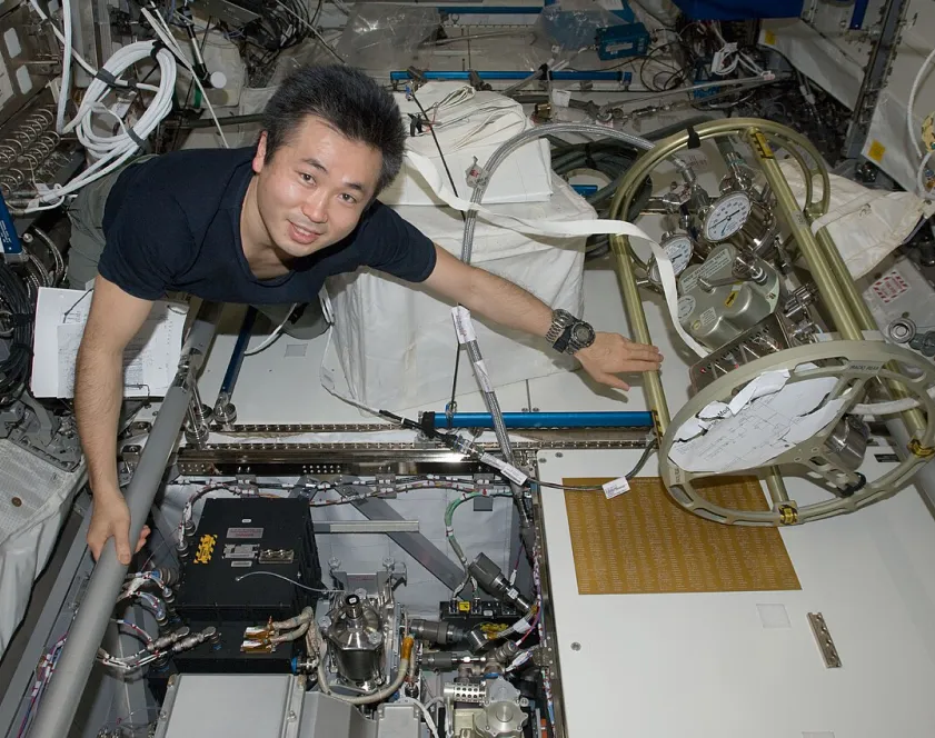 Photo de l’ingénieur et astronaute Koichi Wakata dans le laboratoire Colombus de la Station spatiale internationale.