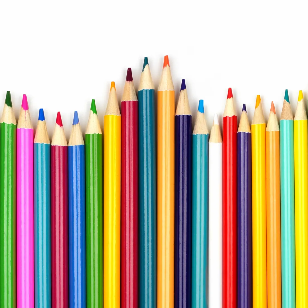 Décoratif.  Photo de plusieurs crayons de couleur de différentes longueurs.