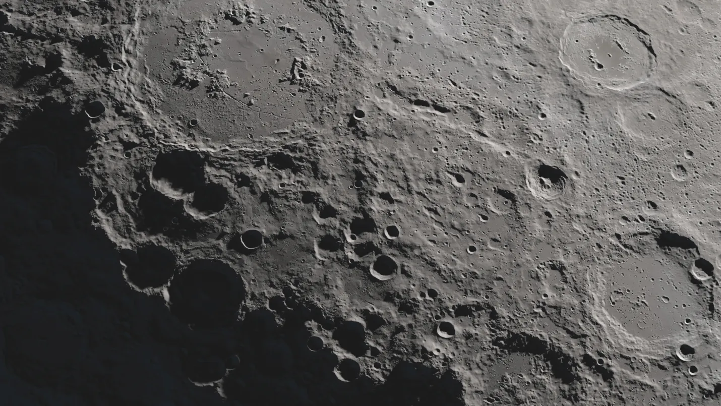 Gros plan sur la surface de la lune parsemé de cratères.